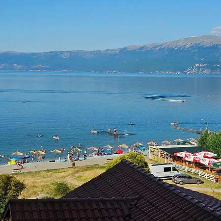Tali's - Lakefront Apartament