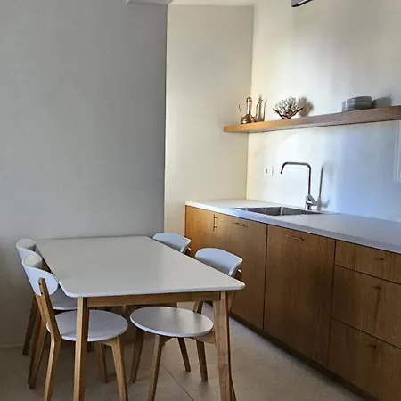 Tali's - Lakefront Apartament