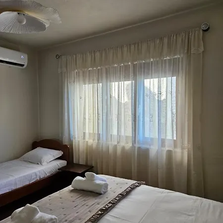 Tali's - Lakefront Apartament