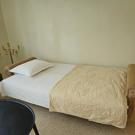 Tali's - Lakefront Apartament *